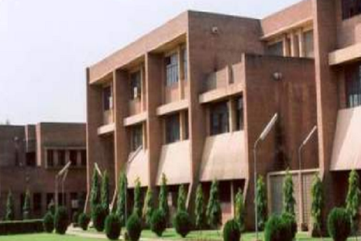 https://cache.careers360.mobi/media/colleges/social-media/media-gallery/40919/2021/10/26/Campus View of School of Pharmaceutical Education and Research, Jamia Hamdard New Delhi_Campus-View.png